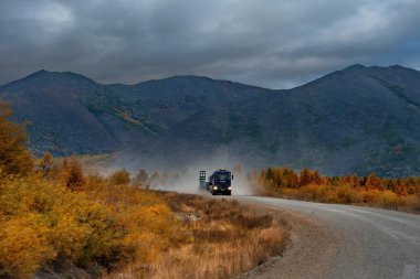 Rusya. Uzak Doğu. 09/05/2018. Ağır kamyon günlük Federal otoyol M56 Magadan Yakutsk itibaren mal taşımak 