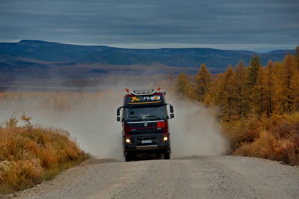 Rússia Extremo Oriente 2018 Caminhões Pesados Transportam Diariamente Mercadorias Yakutsk — Fotografia de Stock