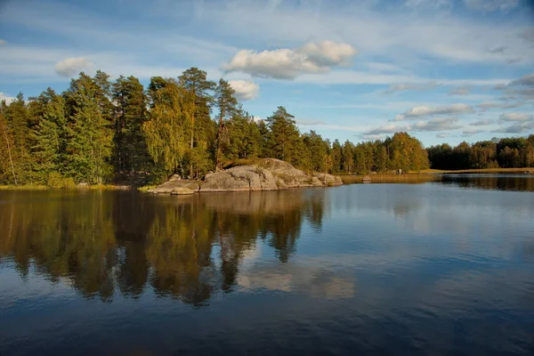 Rosja Karelia Słoneczny Dzień Nad Rzeką Vuoksa — Zdjęcie stockowe