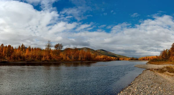 ロシア 秋の色は マガダンの冷水川 — ストック写真