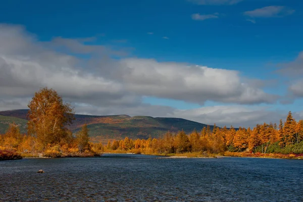 ロシア 秋の色は マガダンの冷水川 — ストック写真