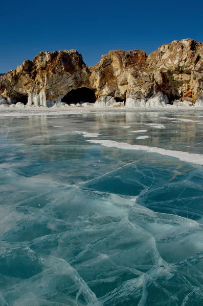 ロシア 東シベリア バイカル湖の透明な氷の独特の美しさ ストックフォト