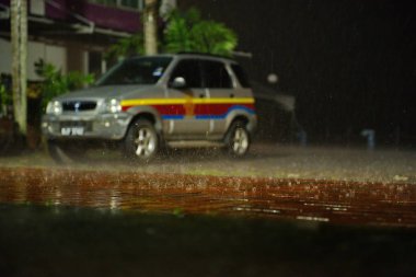 Sandakan. Malezya. 11/25/2018. Deniz şehir ıssız sokaklarında bir güçlü ama değil uzun süreli bir tropikal sağanak bekliyor. 15 dakika sonra yine çok kalabalık olacak.
