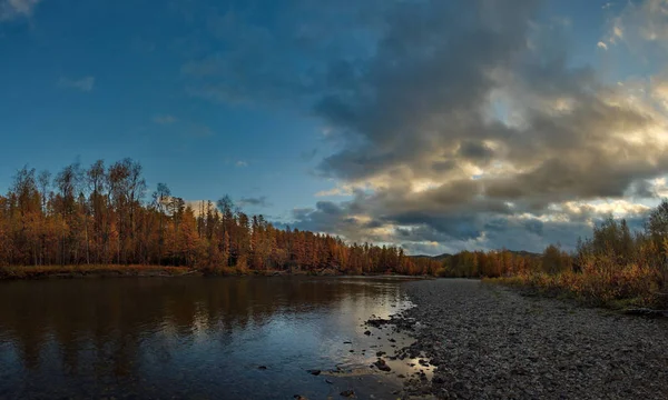 Rusko Dálný Východ Barvy Podzimu Jsou Studenou Vodou Řeky Magadan — Stock fotografie