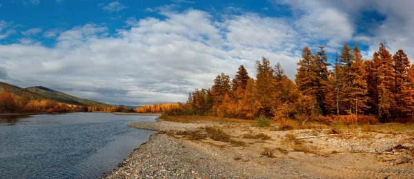 俄罗斯 秋天的颜色是马加丹的冷水河 — 图库照片