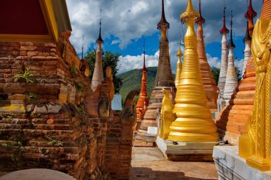 Shan. Myanmar. Indein pagoda, 200'den fazla stupa, ev Inle Gölü'nın ana konumlar biridir.