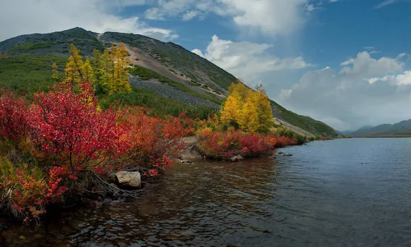 Ρωσία Μάγκανταν Καταπληκτική Ομορφιά Του Φθινοπώρου Της Άπω Ανατολής Λίμνη — Φωτογραφία Αρχείου