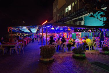 Sandakan. Malezya. 11/25/2018. Akşam Pasifik kıyısında. Şehir ve dünyanın dört bir yanından gelen turistler sakinleri çok sayıda kafe rahat ol..