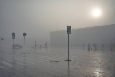 Kemerovo. Rusya. 09/28/2018. Erken sabah havaalanında Leonov sonra adında. İnsanlar ve uçaklar gecikmeli tüm kalın sis dağılım için bekliyor