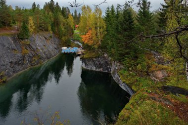 Rusya'nın ana mermer kariyer yolculuğu. Karelya. Ruskeala dağın Park yeraltı suyu ile dolu eski mermer ocağı olduğunu.