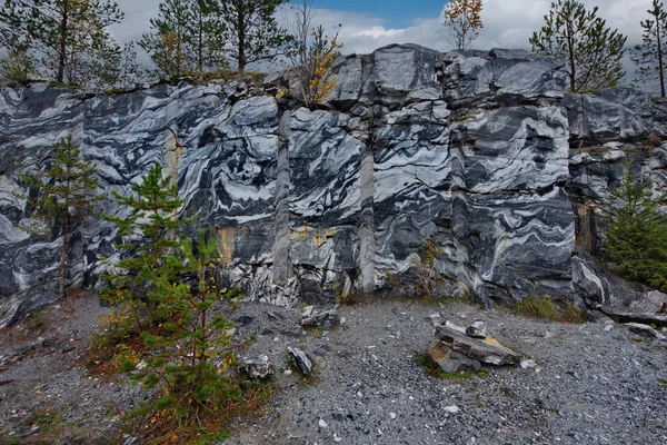 Ruskeala dağın Park mermer doku. Rusya. Karelya. Ruskeala dağın Park yeraltı suyu ile dolu eski mermer ocağı olduğunu.