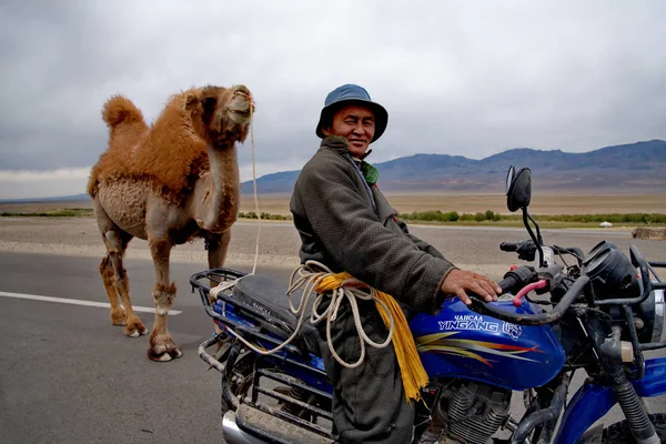 Batı Moğolistan 2015 Bir Motosiklet Üzerinde Yerel Bir Çiftçi Bir — Stok fotoğraf