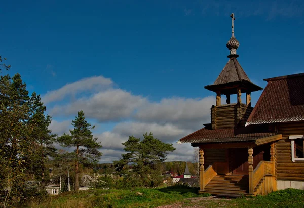 - Rusya. Karelia. Ladoga Gölü kıyısındaki Antik Ortodoks Kilisesi, tek çivisi olmayan ahşaptan yapılmıştır.