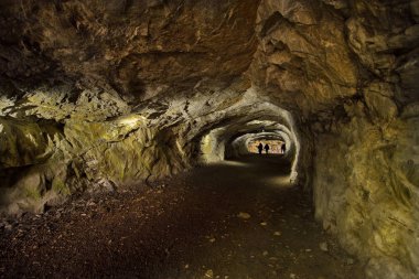 Karelya. Rusya. 09/30/2018. Terk edilmiş bir madende çalışma Ruskeala Mountain Park. Turistlerin büyük bir ilgi ile mermer çıkarımı için tasarlanmış yapay kökenli büyük Mağaraları incelemek.
