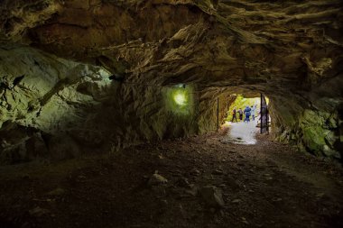 Karelya. Rusya. 09/30/2018. Terk edilmiş bir madende çalışma Ruskeala Mountain Park. Turistlerin büyük bir ilgi ile mermer çıkarımı için tasarlanmış yapay kökenli büyük Mağaraları incelemek.
