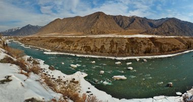 - Rusya. Altai Dağı. Maly Yaloman köyü yakınlarındaki Chui yolu boyunca Katun nehri.