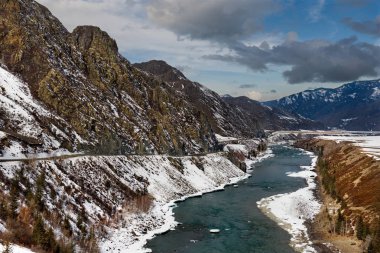 - Rusya. Altai Dağı. Maly Yaloman köyü yakınlarındaki Chui yolu boyunca Katun nehri.