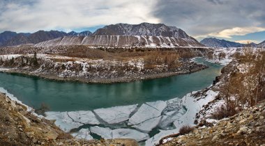 - Rusya. Altai Dağı. Maly Yaloman köyü yakınlarındaki Chui yolu boyunca Katun nehri.