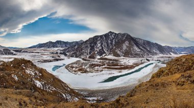 - Rusya. Altai Dağı. Maly Yaloman köyü yakınlarındaki Chui yolu boyunca Katun nehri.