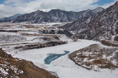 - Rusya. Altai Dağı. Maly Yaloman köyü yakınlarındaki Chui yolu boyunca Katun nehri.