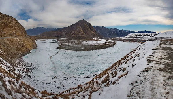 - Rusya. Altai Dağı. Maly Yaloman köyü yakınlarındaki Chui yolu boyunca Katun nehri.