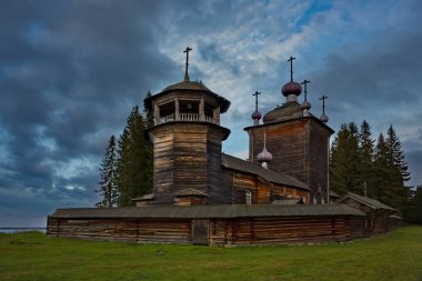 - Rusya. Karelia. Ladoga Gölü kıyısındaki Antik Ortodoks Kilisesi, tek çivisi olmayan ahşaptan yapılmıştır.