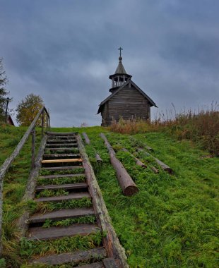 - Rusya. Karelia. Ladoga Gölü kıyısındaki Antik Ortodoks Kilisesi, tek çivisi olmayan ahşaptan yapılmıştır.