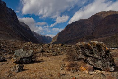 Altai Dağları 'nda cansız bir bahar. Rusya. Chulyshman Nehri Vadisi Teletskoye gölüne akar.