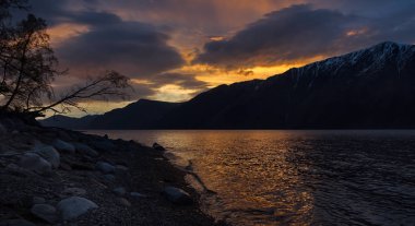 Rusya. Batı Sibirya güneyinde. Dağ altay. Bahar şafak Gölü Teletskoye kıyısında.