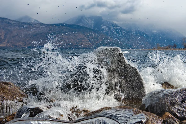 Onde Battenti Sulle Rocce Russia Montagna Altai Inizio Primavera Nel — Foto Stock