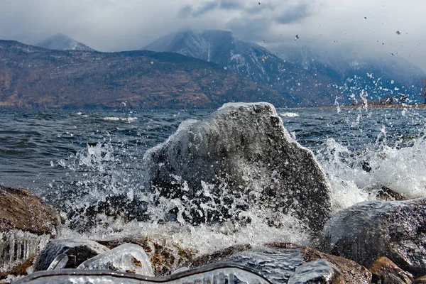 Κύματα Που Χτυπούν Στα Βράχια Ρωσία Βουνό Αλτάι Αρχές Της — Φωτογραφία Αρχείου