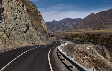 Rusya. dağ Altay. Chui karayolu Sibirya'nın en güzel Federal karayolu olarak kabul edilir.