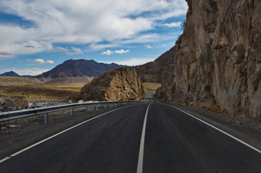 Rusya. dağ Altay. Chui karayolu Sibirya'nın en güzel Federal karayolu olarak kabul edilir.