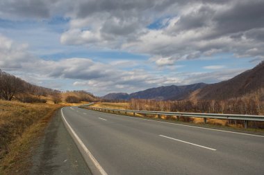 Rusya. dağ Altay. Chui karayolu Sibirya'nın en güzel Federal karayolu olarak kabul edilir.