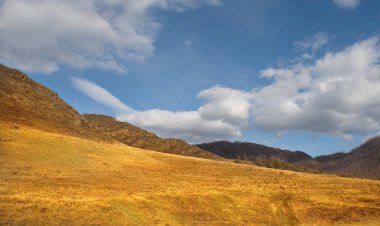 Rusya. dağ Altay. Tchuisky karayolu boyunca çevreleyen dağlar bölgesel merkezi Onguday.