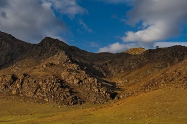 Rusya. dağ Altay. Tchuisky karayolu boyunca çevreleyen dağlar bölgesel merkezi Onguday.