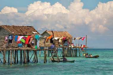 Doğu Malezya. Borneo adası. 2018/11/29. Deniz Çingeneler olan kulübeler ahşap ayaklıklar üzerine inşa edilmiş bir balıkçı köyünde balıkçılık bir gece sonra dinlenmek.