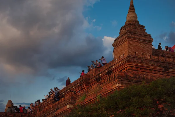 蒲甘缅甸 2016 蒲甘王国的古都 拥有数千座佛教寺庙和佛寺 许多游客和朝圣者从佛教寺庙顶部观看傍晚的日落 — 图库照片