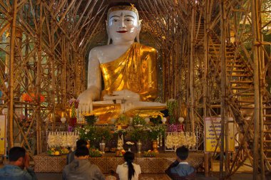 Myanmar. Pagoda Yakında U Ponya Shin Buda heykeli, Nehir Irrawaddy kıyısında Sagain yüksek bir tepenin üstünde bulunan.