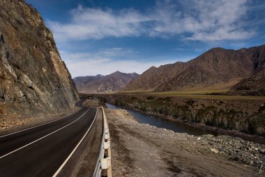 Rusya. dağ Altay. Chui karayolu Sibirya'nın en güzel Federal karayolu olarak kabul edilir.