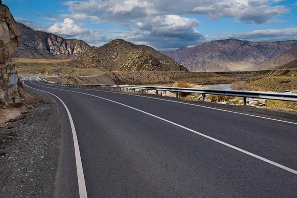 Rusya. dağ Altay. Chui karayolu Sibirya'nın en güzel Federal karayolu olarak kabul edilir.