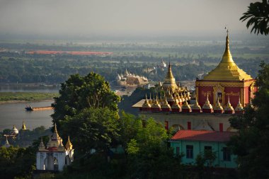 Myanmar. Irrawaddy nehrinin kıyısındaki Sagain 'da yüksek bir tepenin tepesinde bulunan Ponya Shin pagoda' nın Budist tapınaklarının görüntüsü..