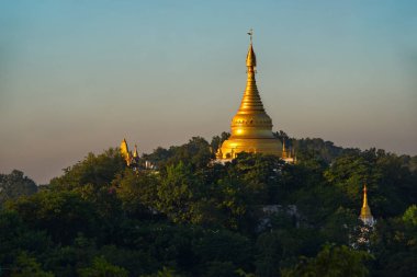 Myanmar. Irrawaddy nehrinin kıyısındaki Sagain 'da yüksek bir tepenin tepesinde bulunan Ponya Shin pagoda' nın Budist tapınaklarının görüntüsü..