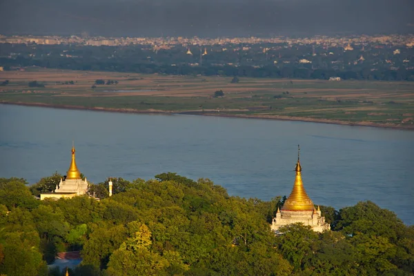 位于伊洛瓦底江畔Sagain一座高山顶上的Soon Ponya Shin塔的佛寺景观 — 图库照片