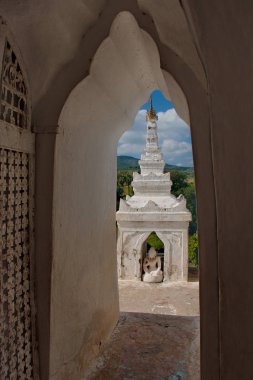 Myanmar. Hsin Phyu Shin Pagoda özel zerafet ile 1816 yılında inşa edilmiş, küçük pagoda kuleleri ile çok katmanlı bir galeri içerir ve evrenin kozmogonik yapısını sembolize eder