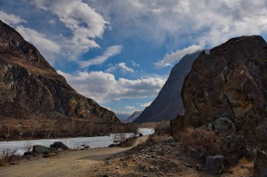 Rusya. Altay Dağı. Chulyshman Nehri vadisinde kir yol.