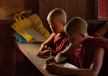 Barutcu. Myanmar. 11/26/2016. Bir Budist manastırında okul sınıfı. Genç bir öğretmen erkek rahipler Birmanya dilinin gramer öğretir.