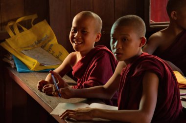 Barutcu. Myanmar. 11/26/2016. Bir Budist manastırında okul sınıfı. Genç bir öğretmen erkek rahipler Birmanya dilinin gramer öğretir.