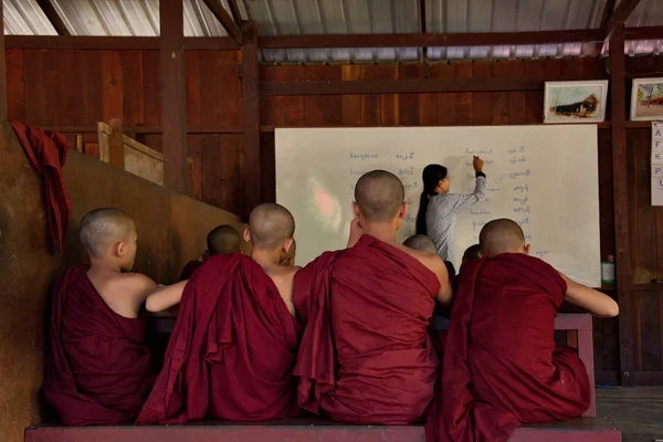 Bagan Myanmar 2016 Classe Escolar Mosteiro Budista Jovem Professor Ensina — Fotografia de Stock