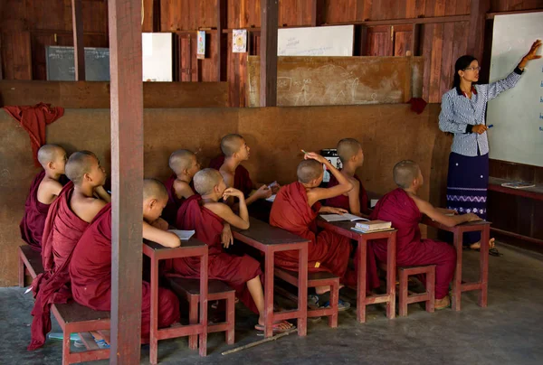 Bagan Myanmar 2016 Klasy Szkolnej Buddyjskim Klasztorze Młody Nauczyciel Uczy — Zdjęcie stockowe